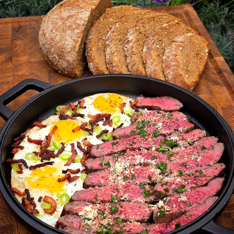 Steak en eggs met Dutch oven brood