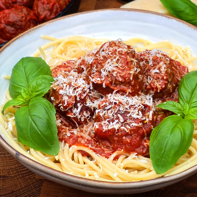 Spaghetti met gehaktballetjes in caveman pastasaus