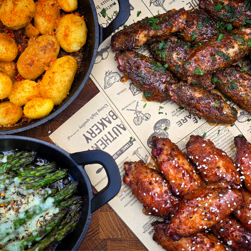 Kippenvleugels met krieltjes en groene asperges met mozzarella